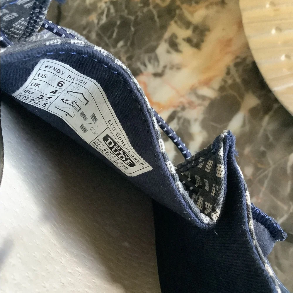 Hey dude Wendy’s blue floral patch deck shoes size 6